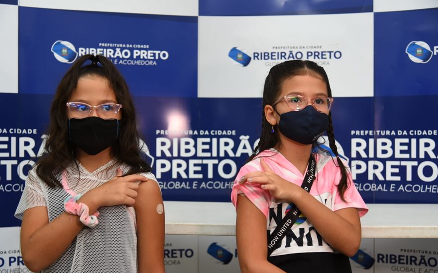 Revide, Gêmeas são as primeiras crianças vacinadas em Ribeirão Preto, vacinação, vacina, ribeirão, preto, criança, infantil, data, agendamento, 